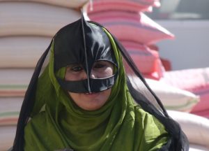 OMAN. MUJER Y VIAJERA