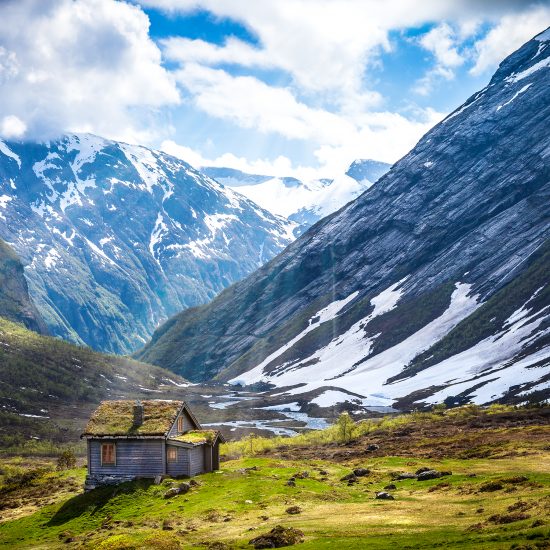 NORUEGA - MUJER Y VIAJERA